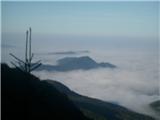 Čemšeniška planina z meglo obdana Limbarska gora